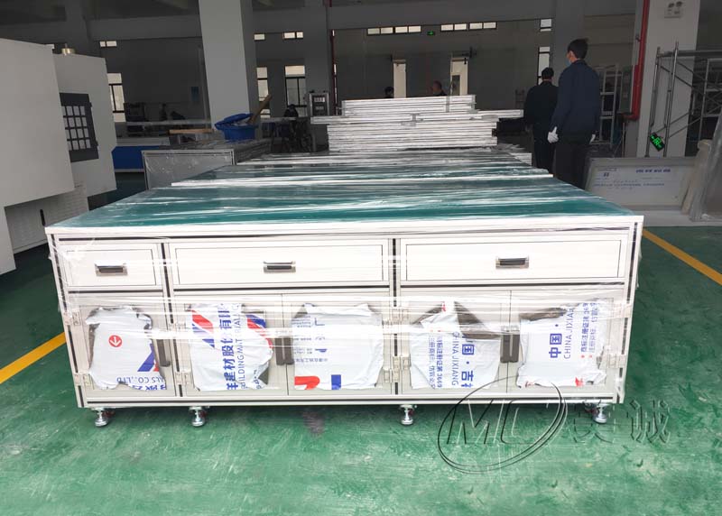 生產(chǎn)車(chē)間工作臺